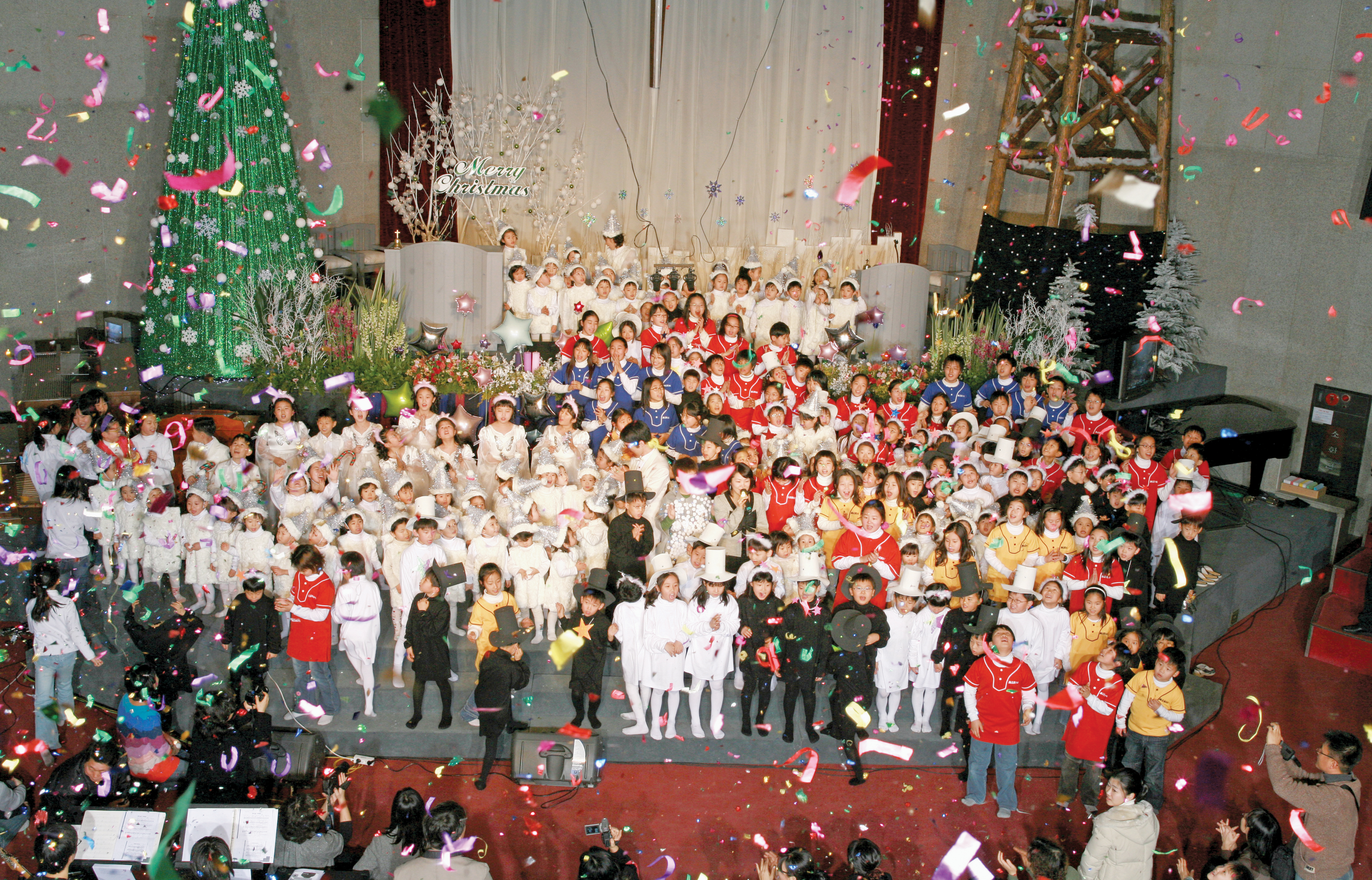 2006년 성탄절 아기 예수님과 함께하는 은혜의 축포.jpg